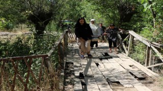 Erzincanda turistlerin en uğrak yeri Girlevik Şelalesinin yolu ve kırık dökük tahta köprüleri tepki topluyor