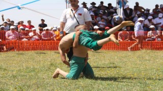 Erzurum Ovası Güreş Festivalinde güreşçiler nefes kesti