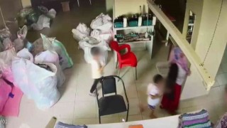 Esenlerde bir kadın küçük çocuğa telefon çaldırdı
