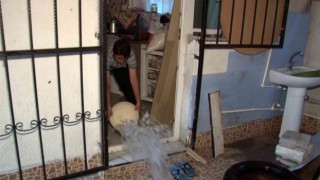 Esenyurtta derenin taşmasıyla boşaltılan evleri su bastı