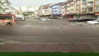 Esenyurtta etkili olan sağanak yağış rögarları patlattı: Caddeler sular altında kaldı