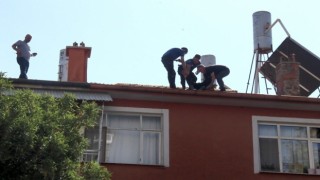 Eşi evi terk etti diye çatıya çıkan kişi, fenalaşınca indirildi
