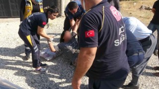 Eşini kafasına taşla vurup yaraladı