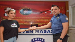 Eşinin evlilik hediyesi yüzüklerine polisin sayesinde kavuştu