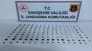 Eskişehirde bir araçta 157 adet tarihi sikke ele geçirildi