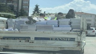 Eskişehirde kamyonet kasasında yatarak yolculuk yaptılar