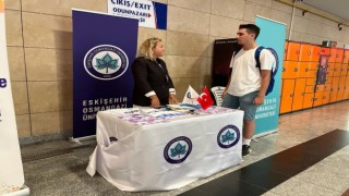 Eskişehire gelen öğrencileri üniversite temsilcileri karşıladı