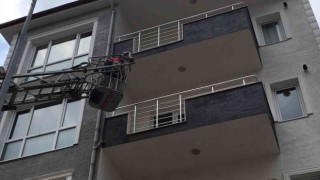 Evde kilitli kalan bebeği itfaiye ekipleri kurtardı