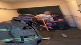 Evini su basan yaşlı kadını itfaiye eri kucağına alarak kurtardı