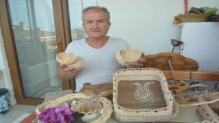Evinin balkonunu atölyeye çevirdi, ahşabı sanata dönüştürüyor