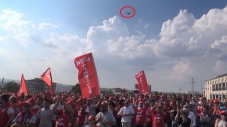 Eylem yapan işçiler, belediye binasından kendilerini çeken dronu yuhaladı