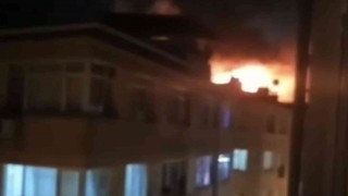 Fatihte 4 katlı binanın çatısında korkutan yangın