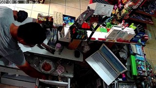 Fatihte bakkalı çocuğuna bırakan baba, hırsızı cep telefonu kamerasından gördü