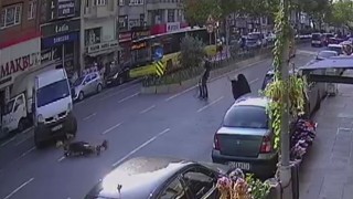 Fatihte elektrikli scooter ile minibüs çarpıştı, kaza anları kamerada