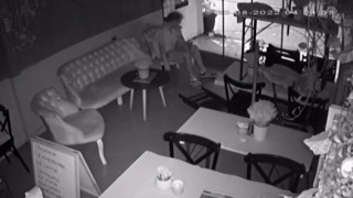 Fatihte gece vakti kafeye giren şüphelinin sergilediği ilginç hareketleri kamerada