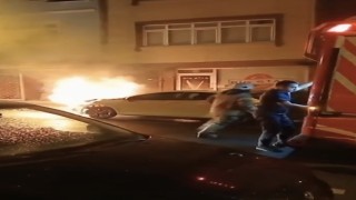 Fatihte park halindeki otomobil alev alev yandı
