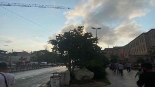 Fatihte vinç üzerinde intihar girişimi: Tramvay seferleri durdu, vatandaşlar kilometrelerce yol yürüdü