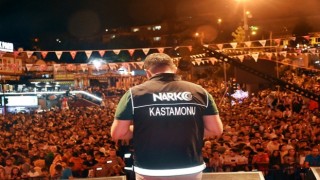 Festivalde sahneye çıkan polis ekiplerinden binlerce vatandaşa uyuşturucu uyarısı