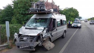 Fındık toplamaya giden ailelerin bulunduğu minibüs tırla çarpıştı: 14 yaralı