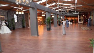 Fotoğraf fabrikası yeni evlenen çitlerin çekim mekanı oldu