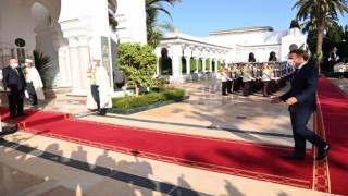 Fransa Cumhurbaşkanı Macron Cezayir'de