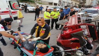 Freni patlayan elektrikli motosiklet devrildi: 2 yaralı