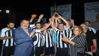 Futbol turnuvasında kupa İnönü Üniversitesinin