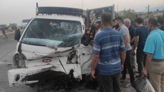 Gaziantepte kamyonet ile otomobil çarpıştı: 3 yaralı