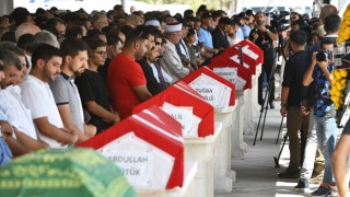 Gaziantep’teki trafik kazasında hayatını kaybeden 7 kişi son yolculuğuna uğurlandı