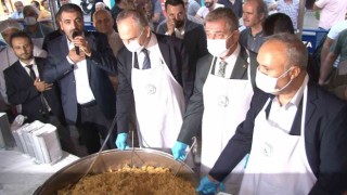 Gaziosmanpaşa Belediyesi tarafından vatandaşlara aşure dağıtıldı
