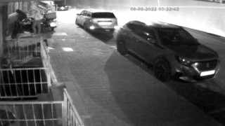 Gaziosmanpaşada demir kesme makasıyla motosiklet hırsızlığı kamerada