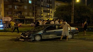 Gazipaşada kavşakta iki araç çarpıştı: 1 ölü, 1i ağır 2 yaralı