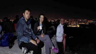 Gece yürüyüşçüleri Bademlik Tepesinde şehir manzarasını izledi