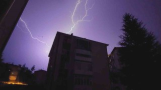 Geceyi gündüze çeviren şimşekler eşsiz görüntüler oluşturdu