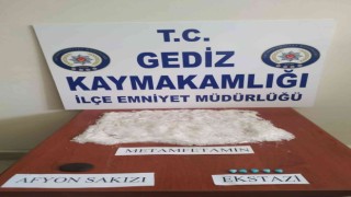 Gedizde durdurulan araçta uyuşturucu ele geçirildi