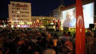 Geleneksel Açık Hava Sinema günlerine İlkadımda yoğun ilgi