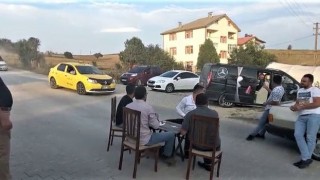 Gelin arabasının önünü oyun masası kurarak kestiler