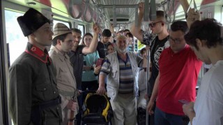 Genç KAYMEKten tramvayda Zafer Bayramına özel farkındalık etkinliği