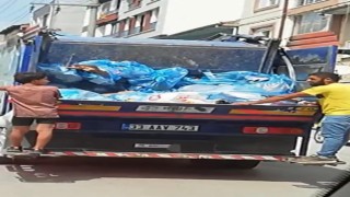 Geri dönüşüm kamyonunda biri çocuk 2 kişinin tehlikeli yolculuğu