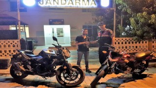 Gönenden 2 motosiklet çalan şüphelileri jandarma yakaladı