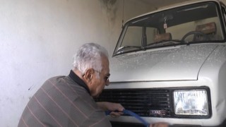Görme engelli Ömer, eşinden kalan aracı her ay elleriyle yıkıyor