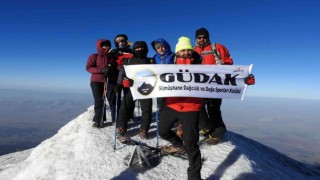 Gümüşhaneli dağcılar 10. kez Türkiyenin çatısına çıktı