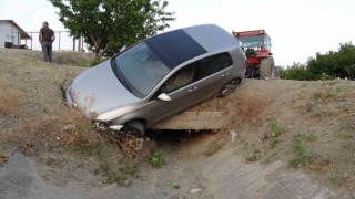 Güneş gözünü alınca virajı alamadı, sulama kanalında asılı kaldı