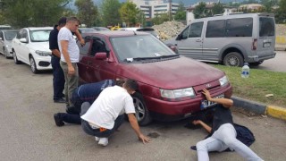 Günlerdir park halinde olan otomobilin motoruna giren yavru kedi kurtarıldı