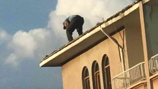 Güvenlik önlemi almadan çatıya çıktı, canını hiçe saydı