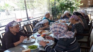 Hacdan sonra yaşlılara yemek ikram etti