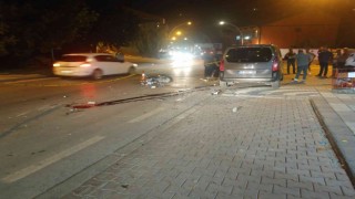 Hafif ticari araç ile motosiklet çarpıştı: 1i ağır 2 yaralı