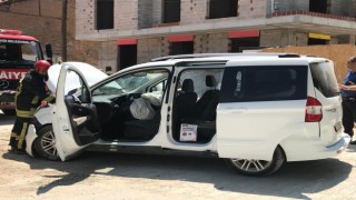Hafif ticari araç otomobile çarptı; 4 yaralı