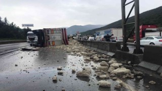 Hafriyat kamyonu devrildi, dolgu malzemeleri yola saçıldı