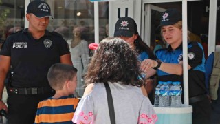 Hakkari polisinden vatandaşa ikram